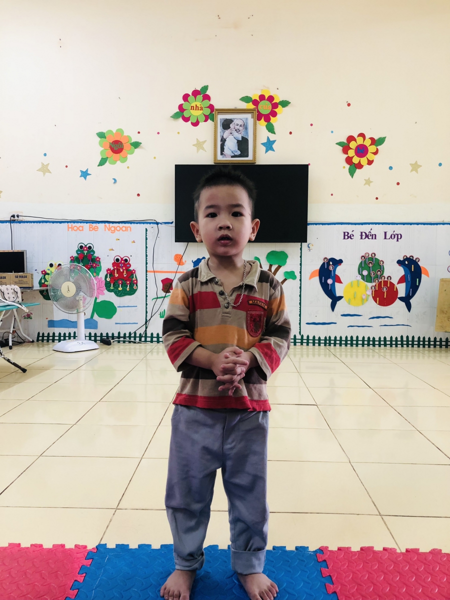 Bé tự tin với dáng đứng MC nhí và thuyết trình về mẹ.